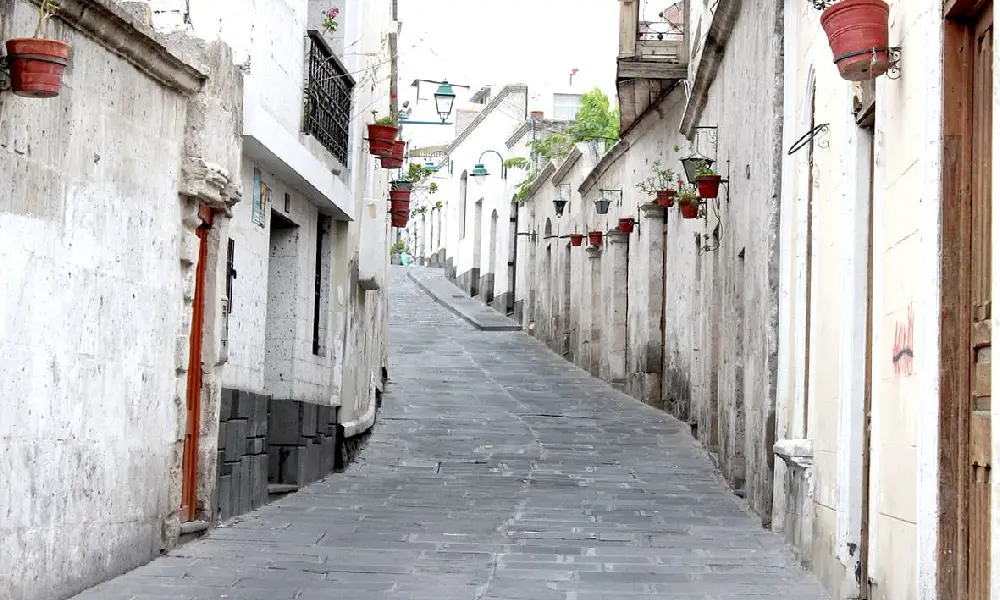 Stroll through San Lázaro