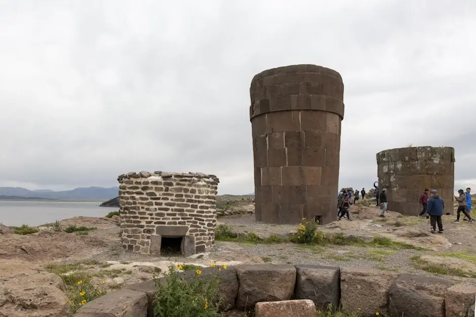 Sillustani_-_constructions