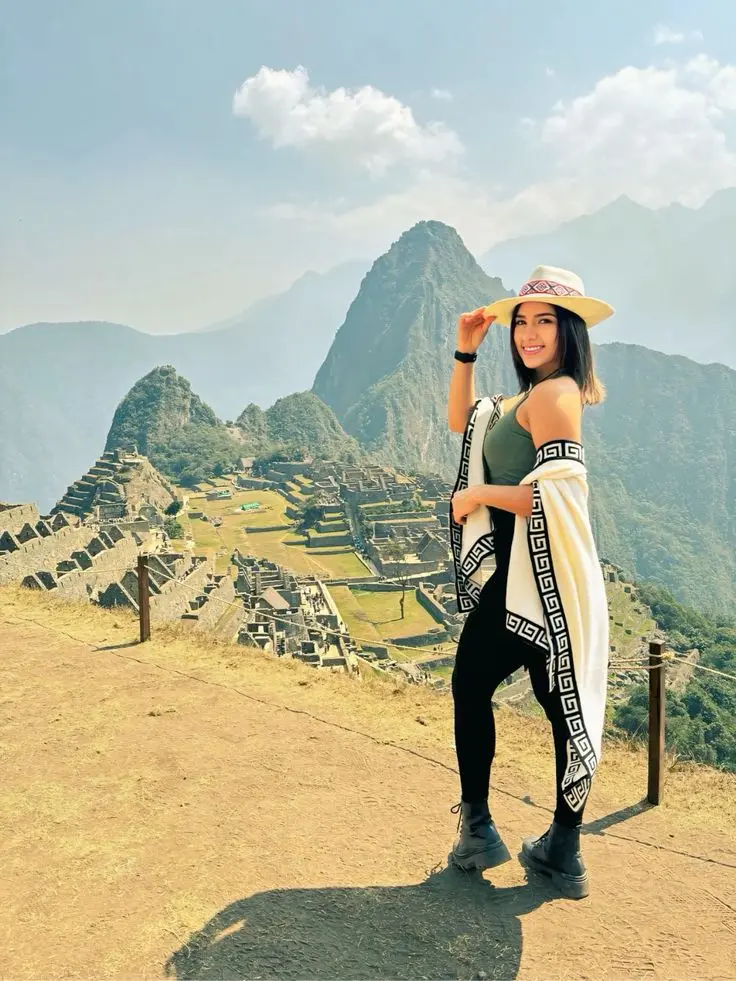 nuestra pasajera latina, posando en machu picchu panoramico
